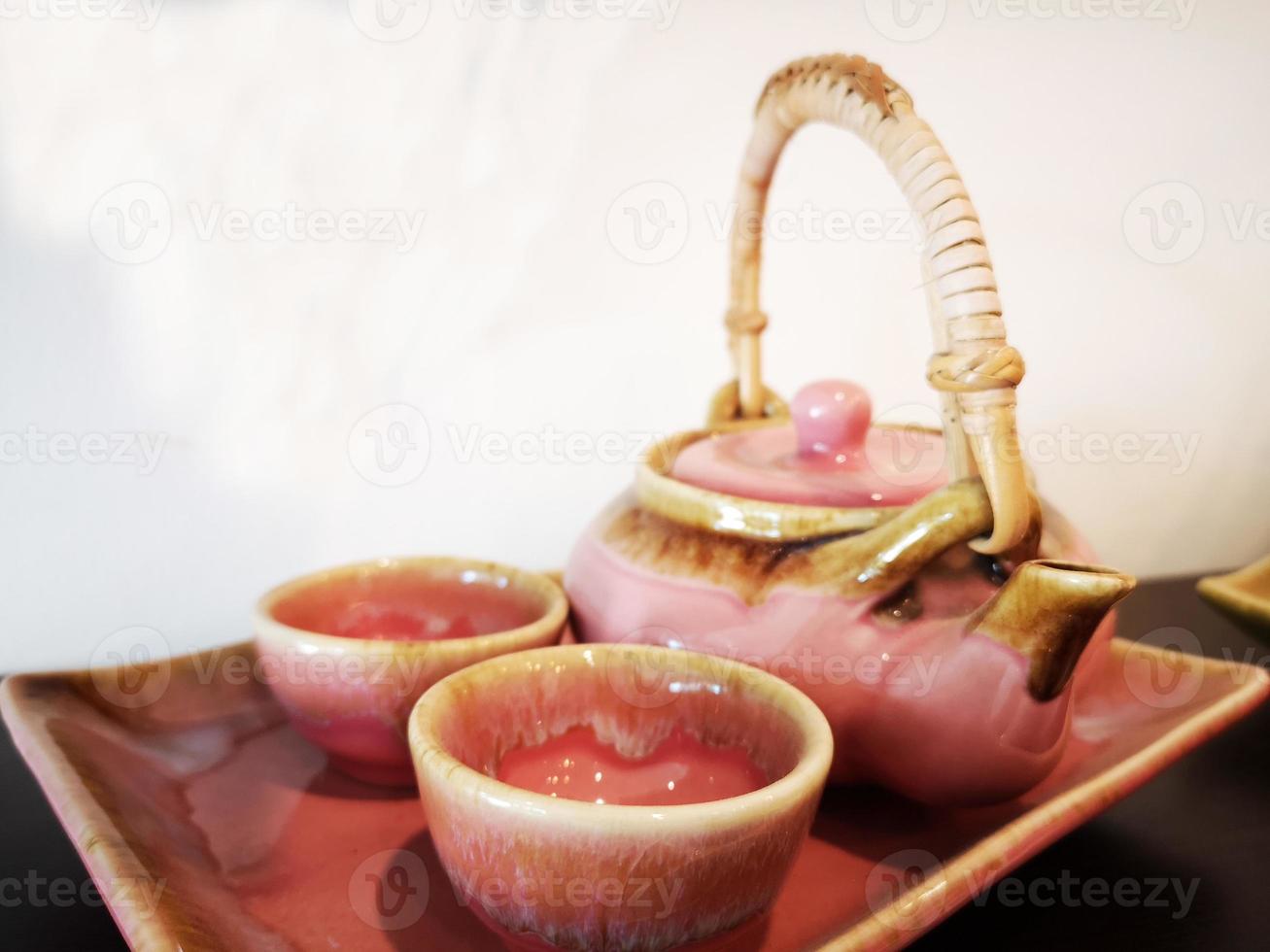 chaleira de cerâmica bule de chá em fundo branco. foto