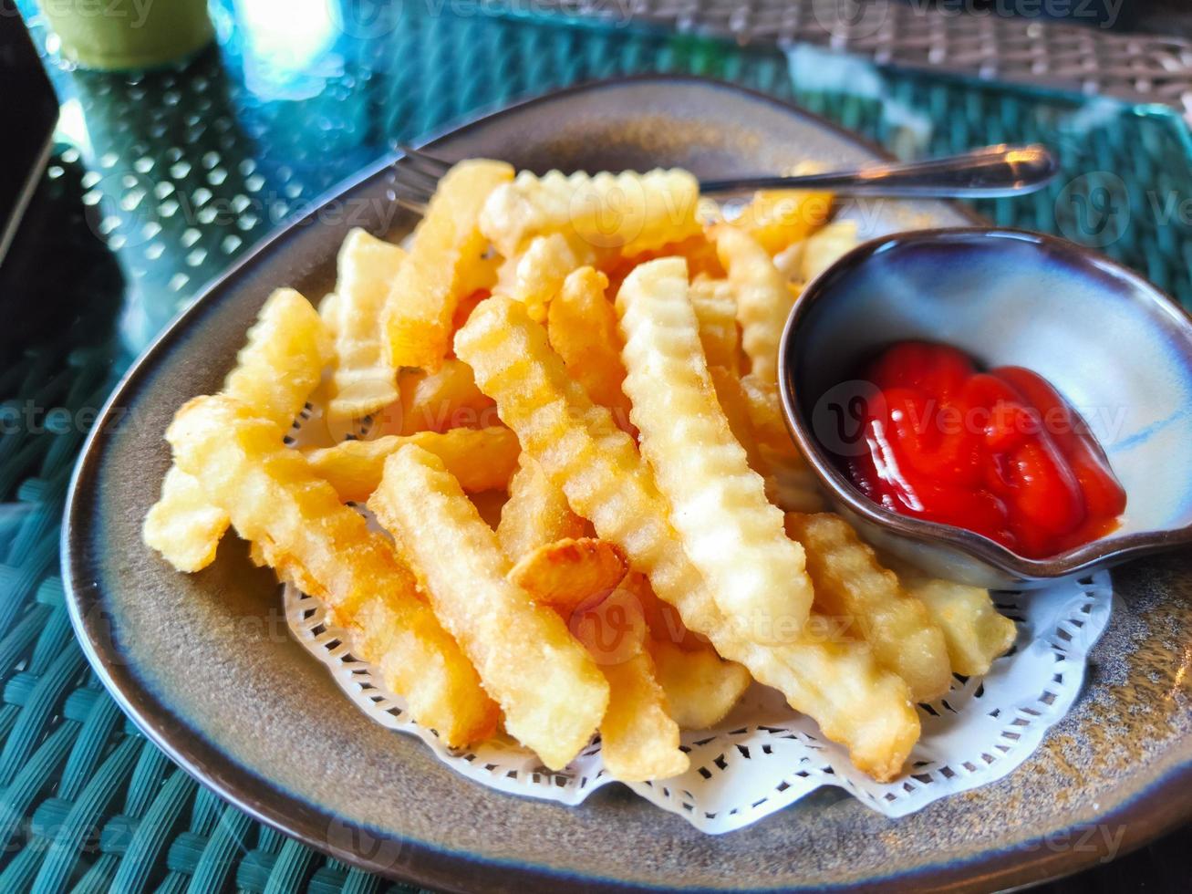 batatas fritas douradas no prato pronto para comer foto