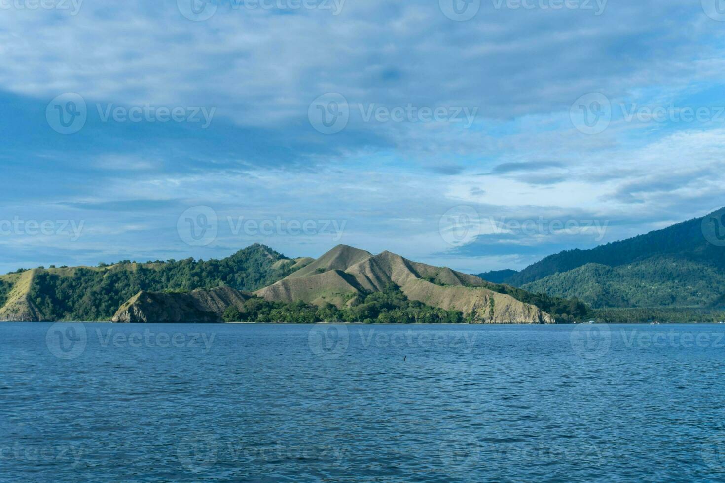 lindo Visão do pulo dua balantak colina, Visão do azul mar e branco nuvens com azul céu localizado dentro a banggai distrito do central sulawesi, Indonésia foto