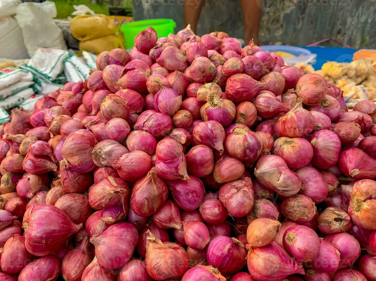 fechar-se chalotas, isto é a importante Comida ingrediente dentro Indonésia. vermelho cebolas vendido dentro a mercado foto