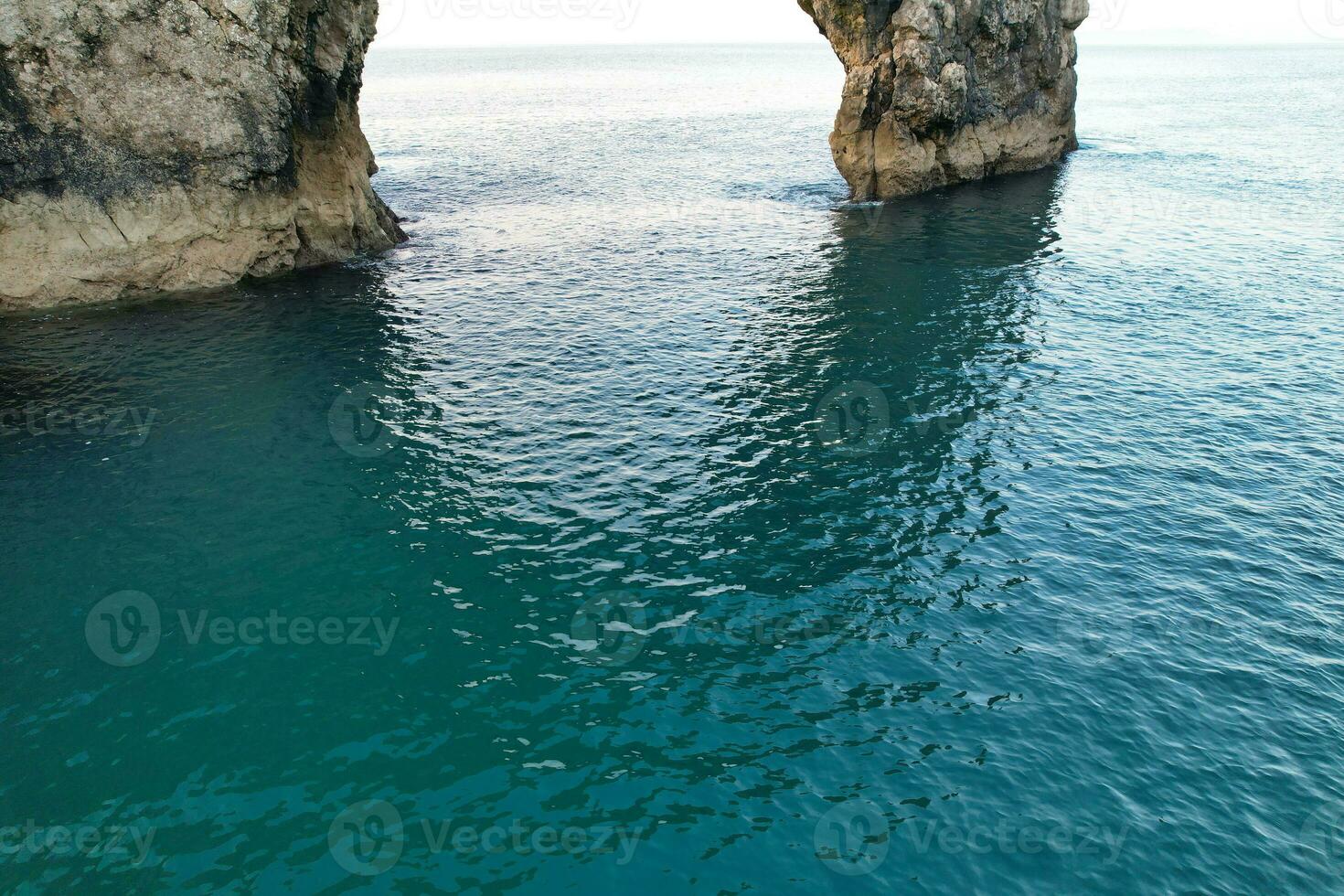 a maioria lindo Visão do britânico panorama e mar Visão do durdle porta de praia do Inglaterra ótimo Grã-Bretanha, Reino Unido. imagem estava capturado com drones Câmera em setembro 9º, 2023 foto