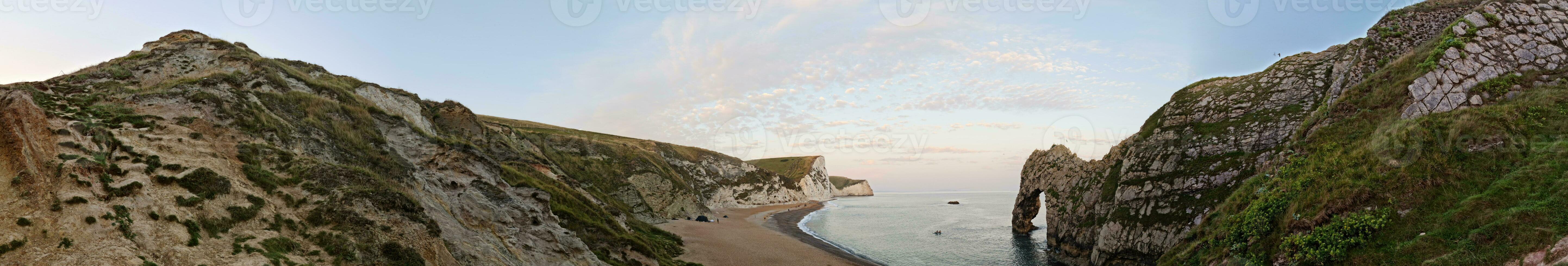 a maioria lindo Alto ângulo Visão do britânico panorama e mar Visão do durdle porta de praia do Inglaterra ótimo Grã-Bretanha, Reino Unido. imagem estava capturado com drones Câmera em setembro 9º, 2023 foto