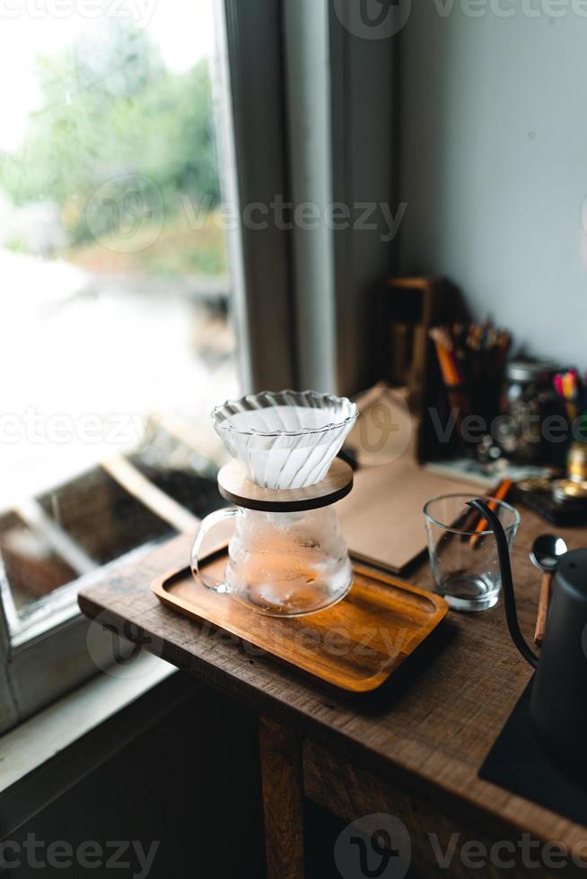 gotejar café em casa, derramar água quente sobre um gotejamento de café foto