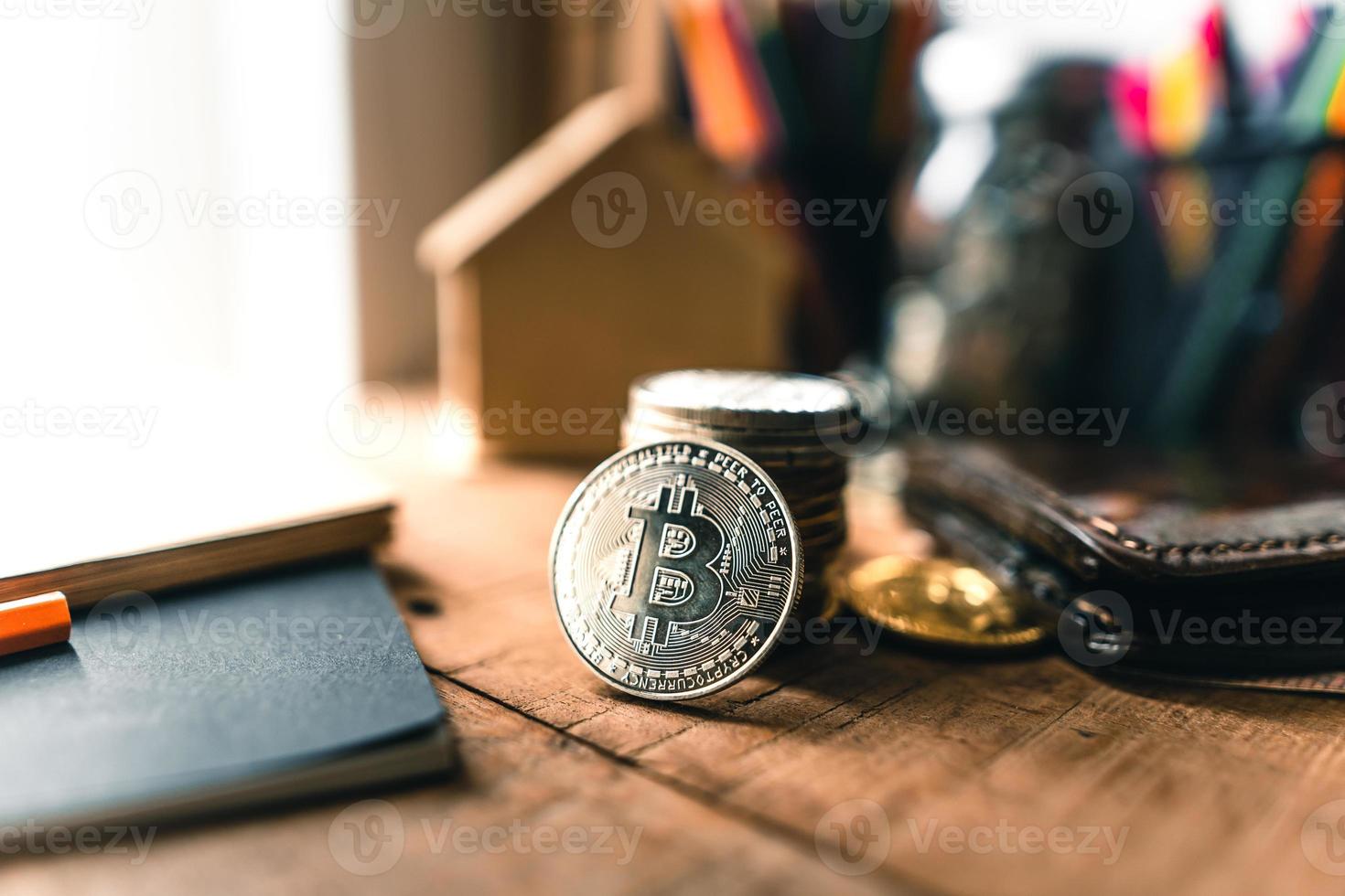 moedas de bitcoin em uma mesa de madeira foto