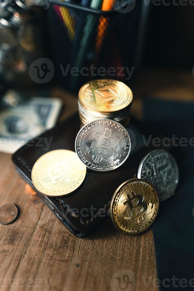 moedas de bitcoin em uma mesa de madeira foto