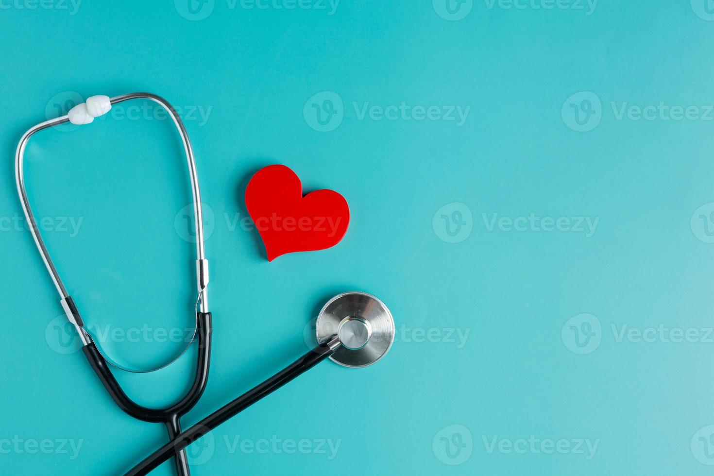 coração vermelho e estetoscópio no fundo azul pensando no dia do farmacêutico foto