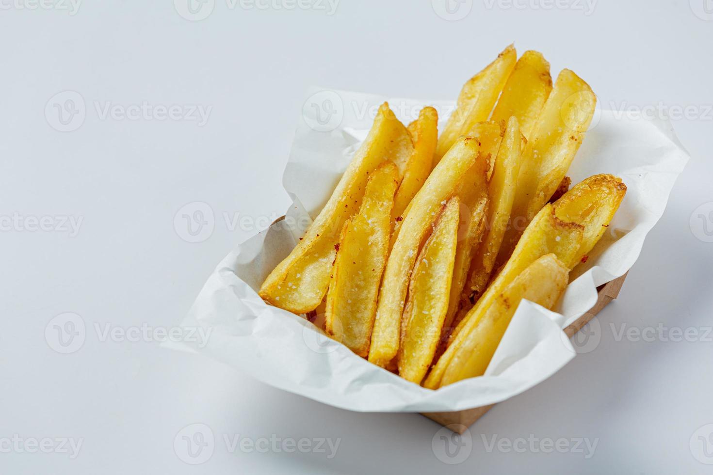 batatas fritas em caixa de papelão foto