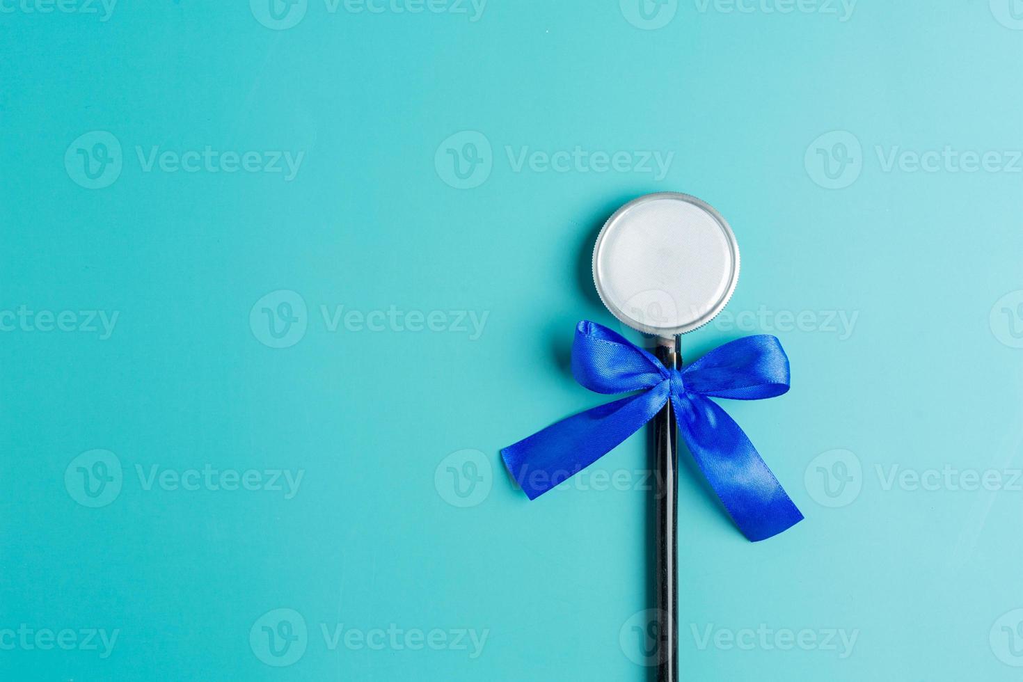 estetoscópio do médico amarrado com laço azul pensando no dia do farmacêutico foto