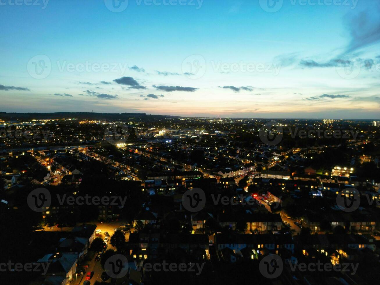 aéreo Visão do iluminado residencial distrito do luton cidade do Inglaterra foto