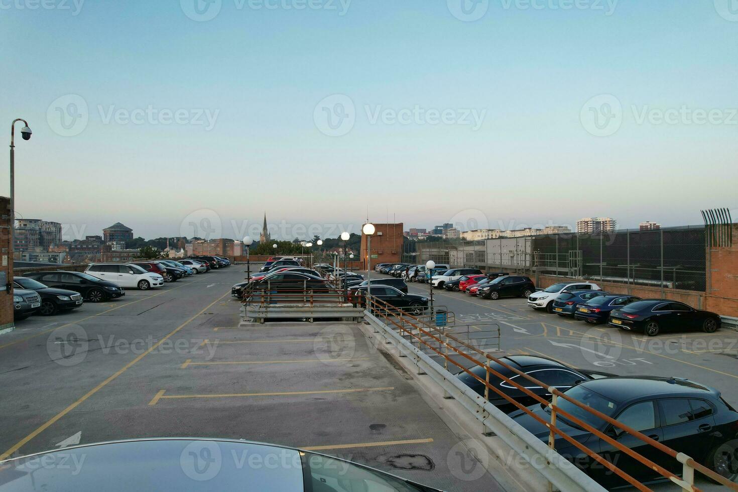 aéreo Visão do britânico turista atração do bournemouth de praia e mar Visão cidade do Inglaterra ótimo Grã-Bretanha Reino Unido. imagem capturado com drones Câmera em setembro 9º, 2023 durante pôr do sol foto