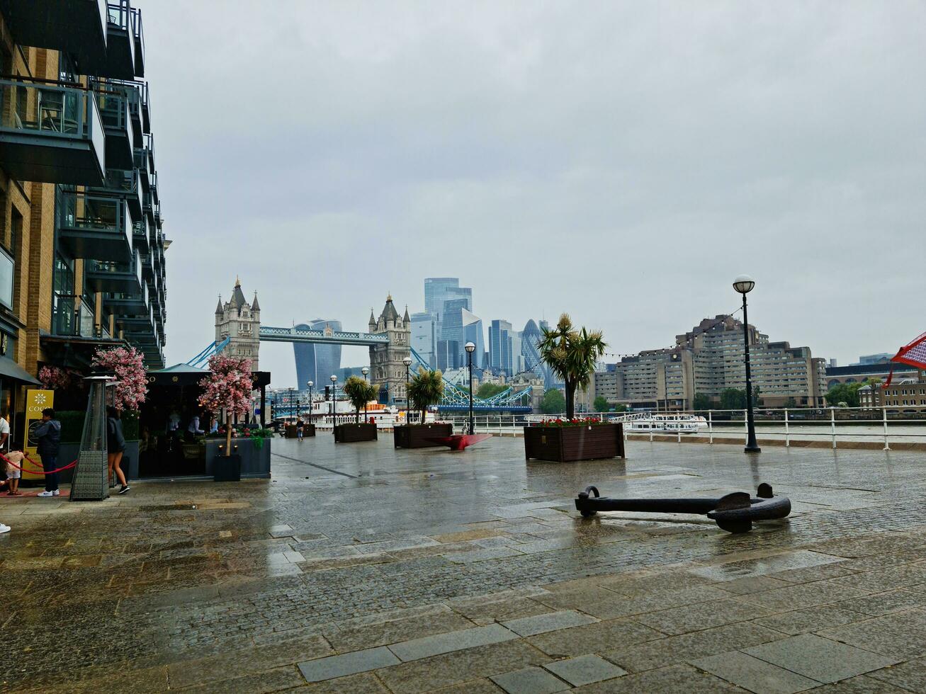 baixo ângulo Visão do mundo famoso turista atração às torre ponte e rio Tamisa que é na maioria das vezes lotado com internacional turistas às central Londres, Inglaterra Reino Unido. capturado em junho, 18º 2023 foto