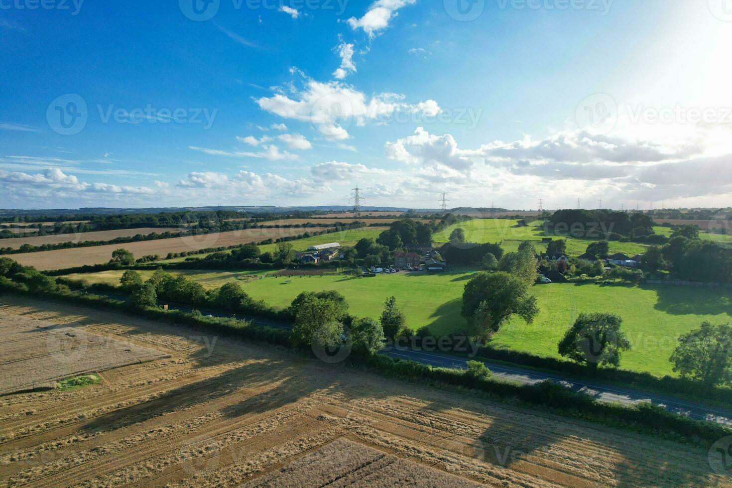 Alto ângulo cenas do britânico agrícola fazendas às campo panorama perto luton cidade do Inglaterra ótimo Grã-Bretanha do Reino Unido. cenas estava capturado com drones Câmera em agosto 19, 2023 foto