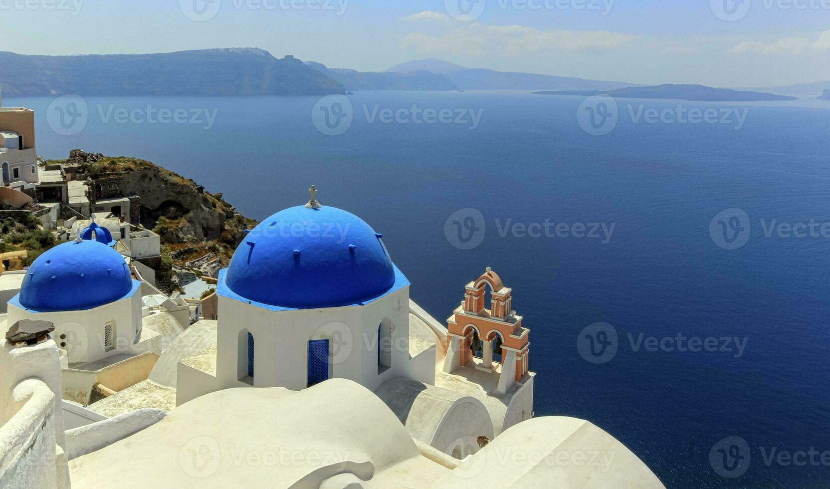 Igreja cúpulas dentro oia, santorini, Grécia foto
