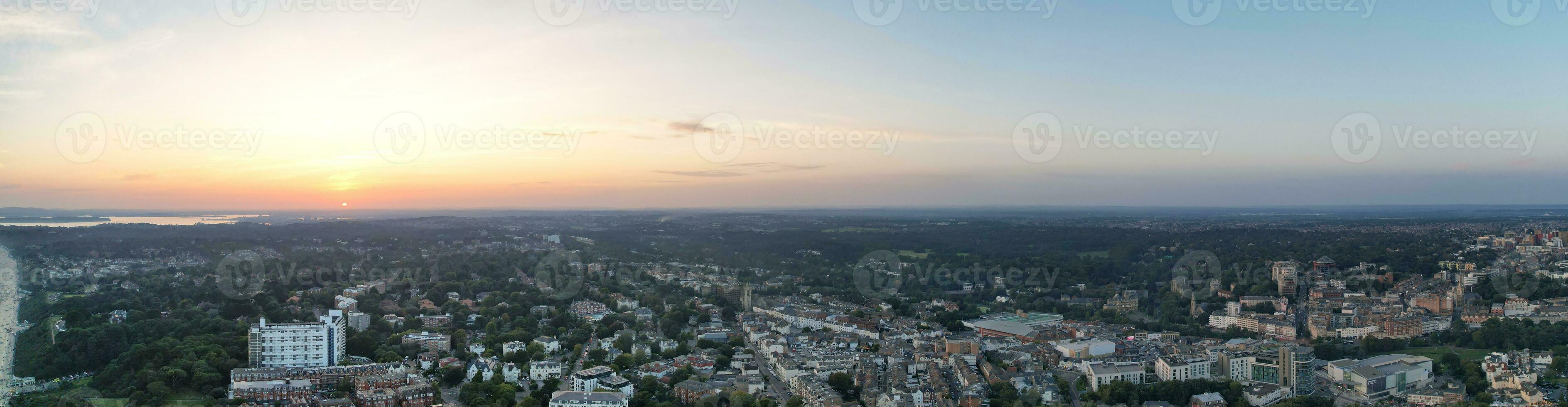 aéreo panorâmico Visão do britânico turista atração às mar Visão do bournemouth cidade do Inglaterra ótimo Grã-Bretanha Reino Unido. Alto ângulo imagem capturado com drones Câmera em setembro 9º, 2023 durante pôr do sol foto
