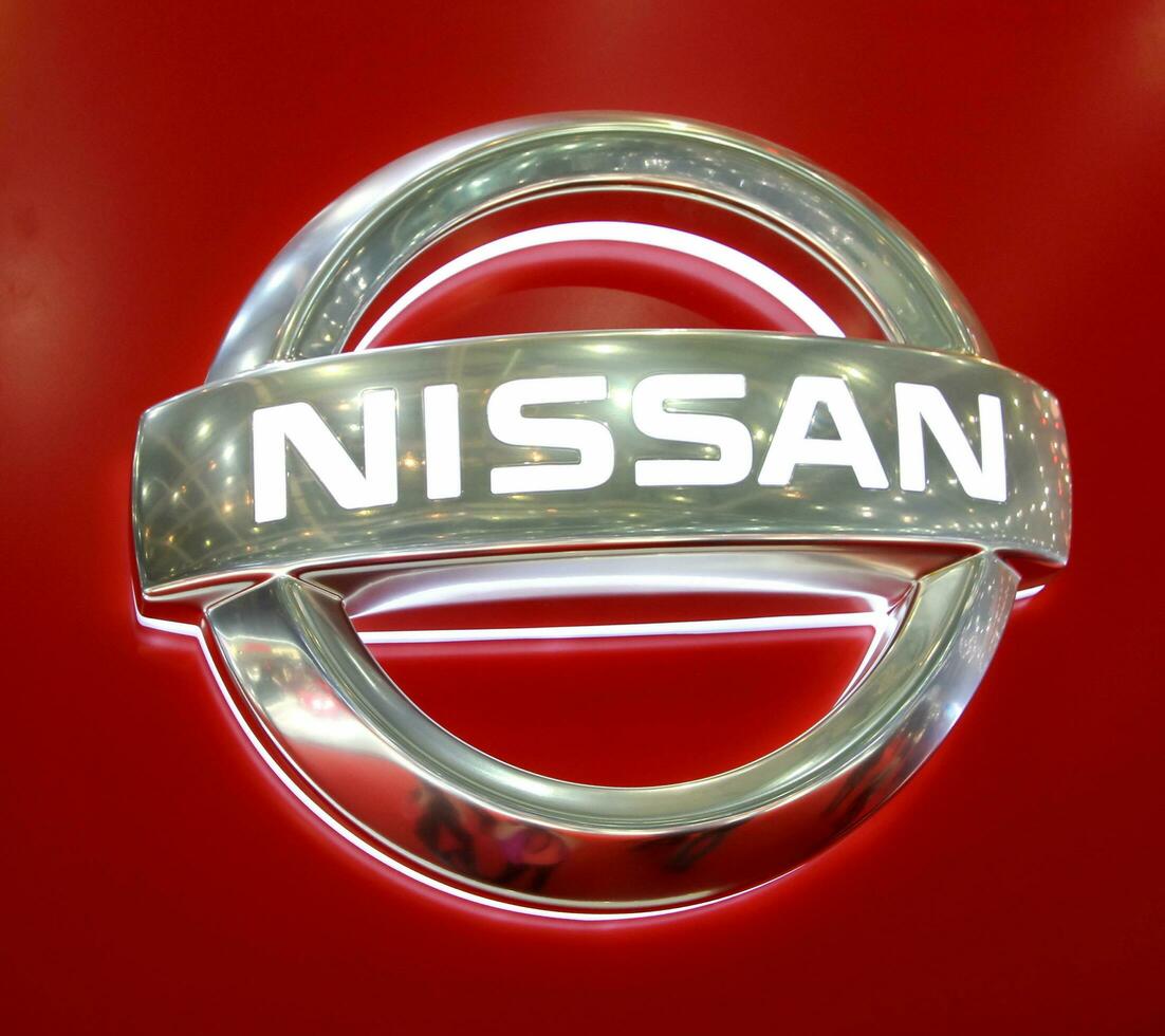 nissan logotipo dentro vermelho fundo foto