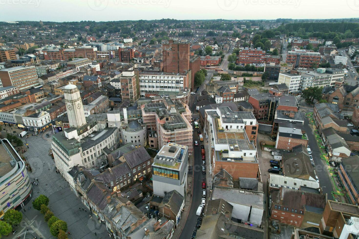 aéreo Visão do iluminado centro da cidade edifícios, estradas e central luton cidade do Inglaterra Reino Unido às começando do Claro clima noite do setembro 5 ª, 2023 foto