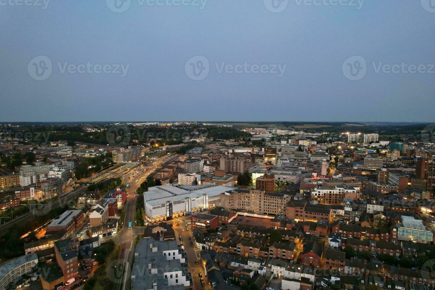 aéreo Visão do iluminado centro da cidade edifícios, estradas e central luton cidade do Inglaterra Reino Unido às começando do Claro clima noite do setembro 5 ª, 2023 foto