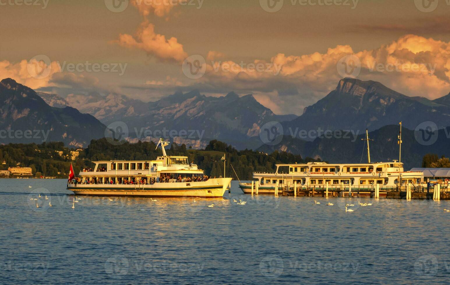 Luzern à beira do lago, Suíça foto
