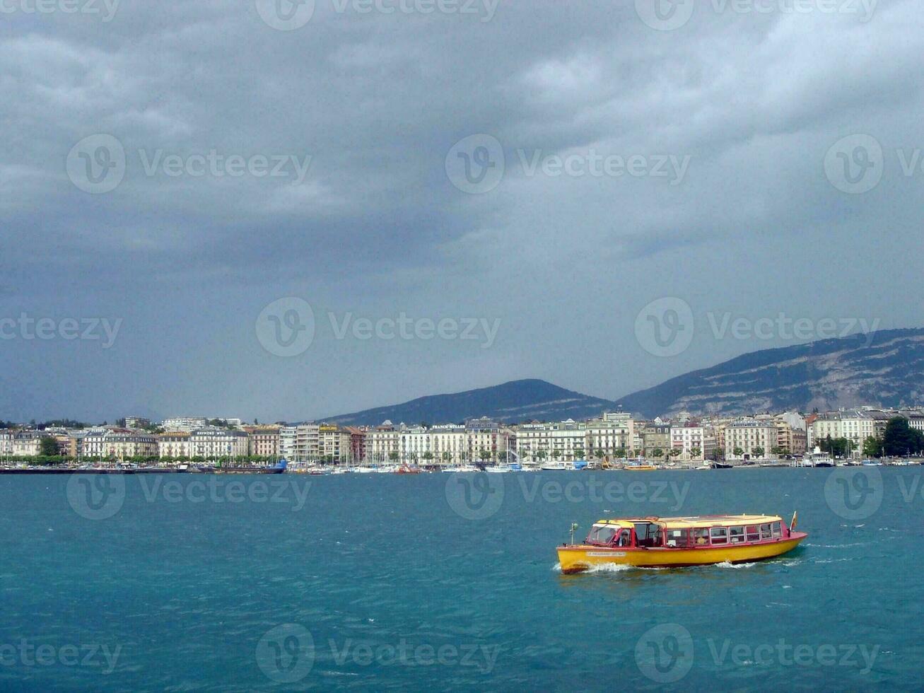 amarelo barco em Genebra lago, Suíça foto