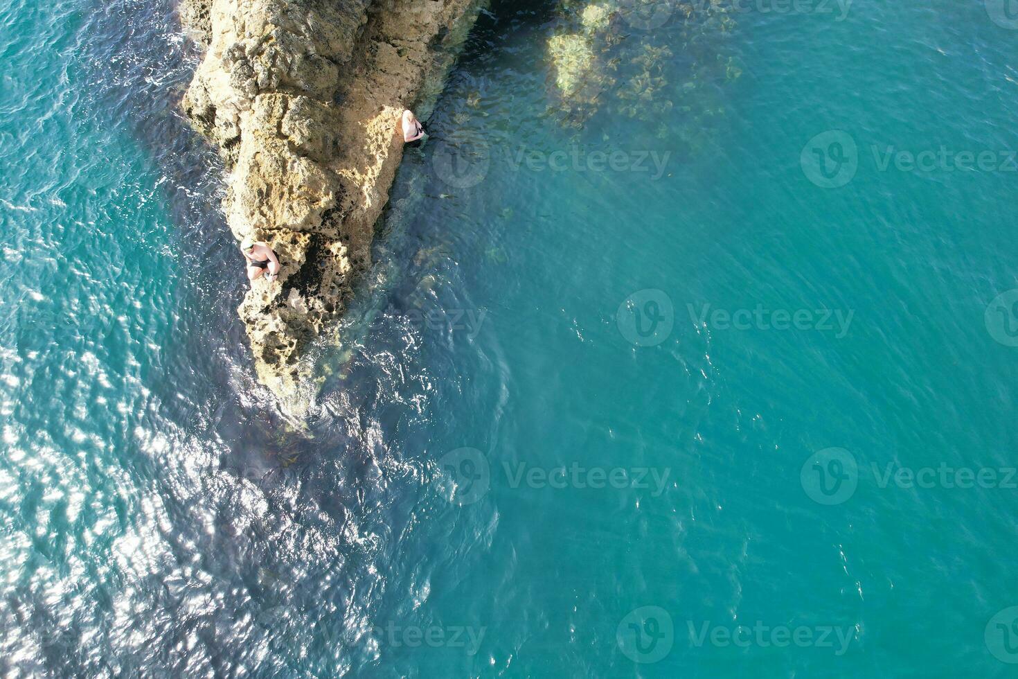 a maioria lindo Visão do britânico panorama e mar Visão do durdle porta de praia do Inglaterra ótimo Grã-Bretanha, Reino Unido. imagem estava capturado com drones Câmera em setembro 9º, 2023 foto