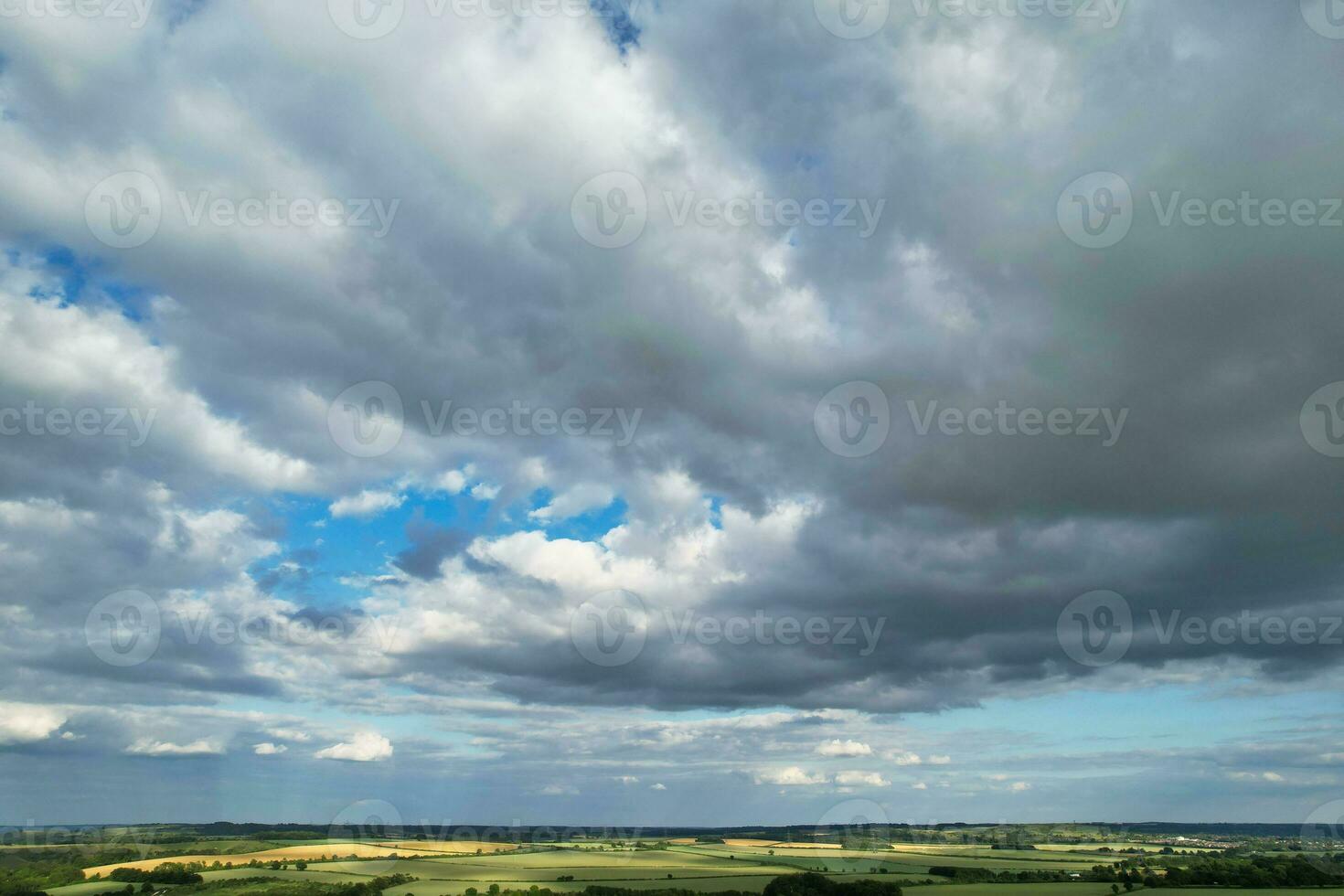 a maioria lindo Alto ângulo Visão do dramático céu e nuvens sobre britânico campo panorama durante pôr do sol foto