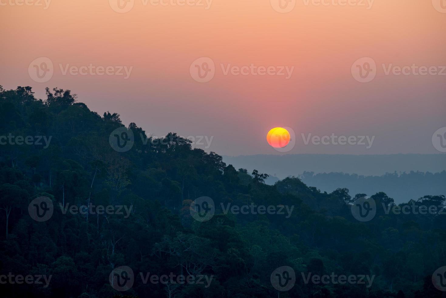 lindo pôr do sol na montanha, papéis de parede foto