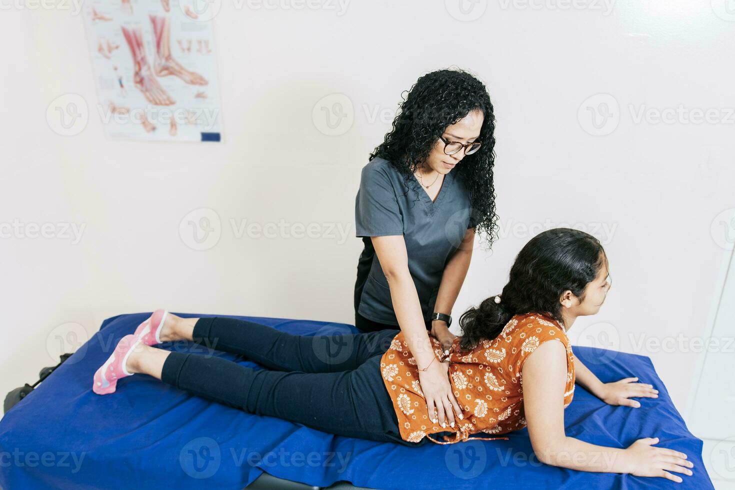 mulher realizando lombar fisioterapia para paciente, fisioterapeuta ajudando lombar tratamento para deitado paciente. jovem fisioterapeuta ajudando fêmea paciente com mais baixo costas dor foto