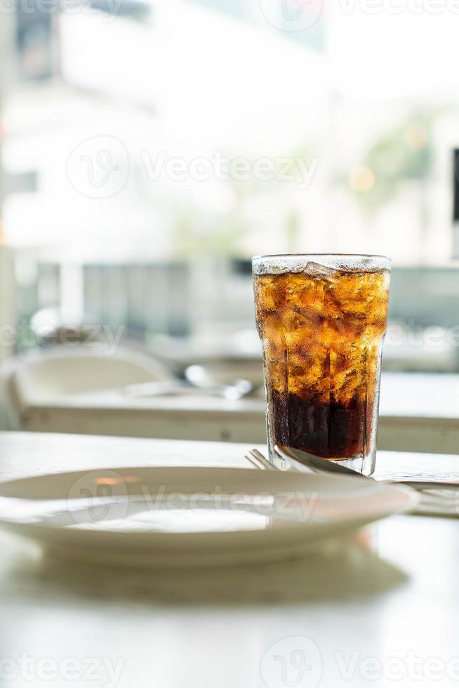 copo de cola gelado na mesa foto