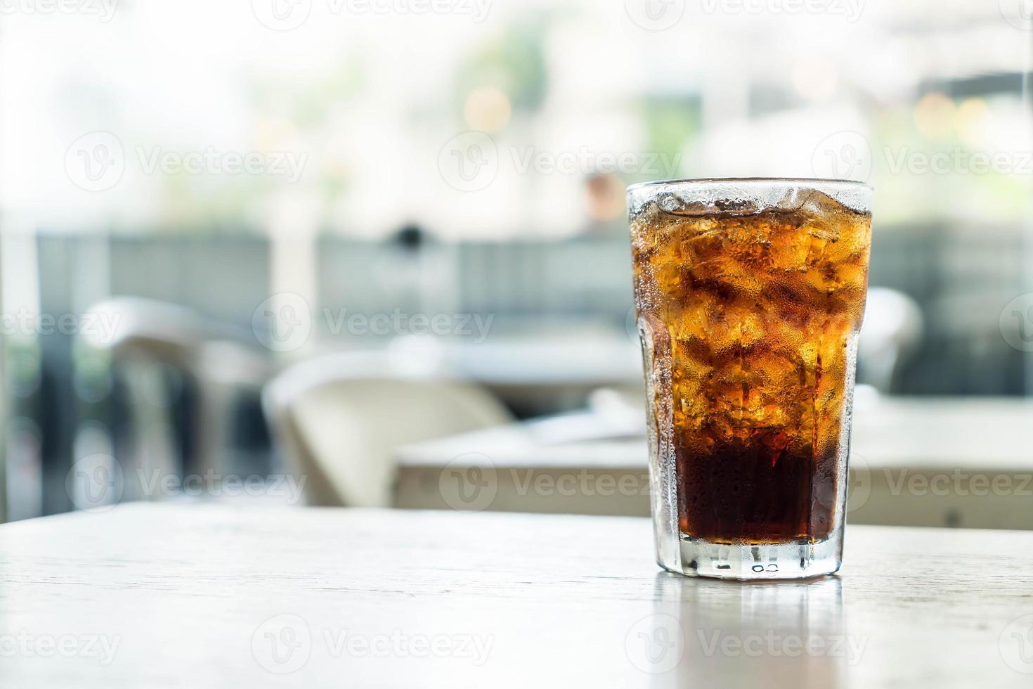 copo de cola gelado na mesa foto