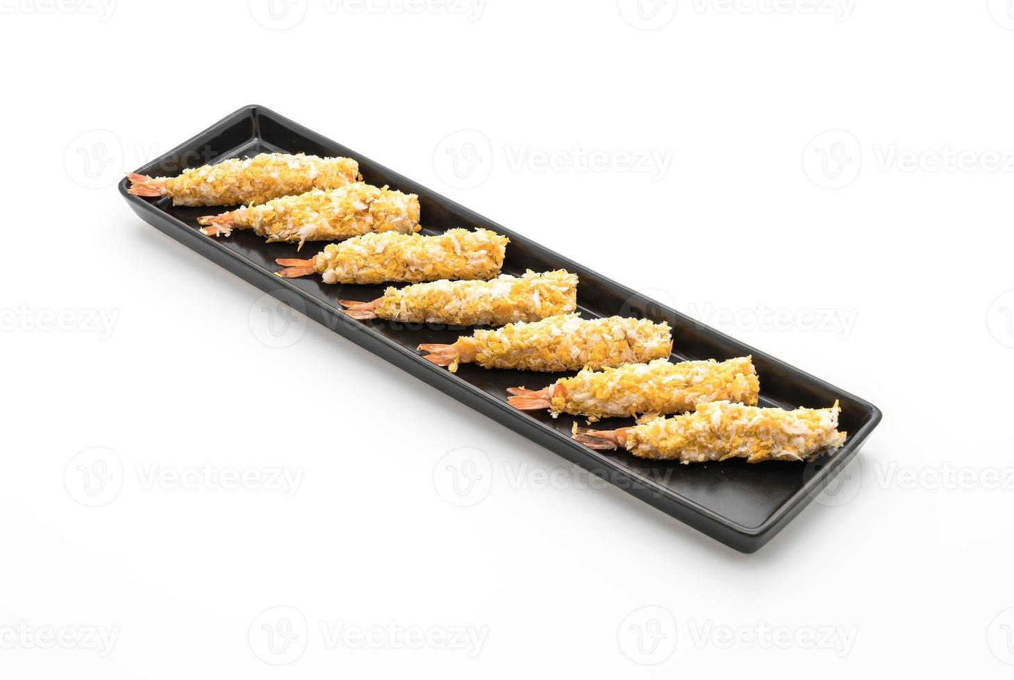 Camarões fritos em massa no fundo branco foto