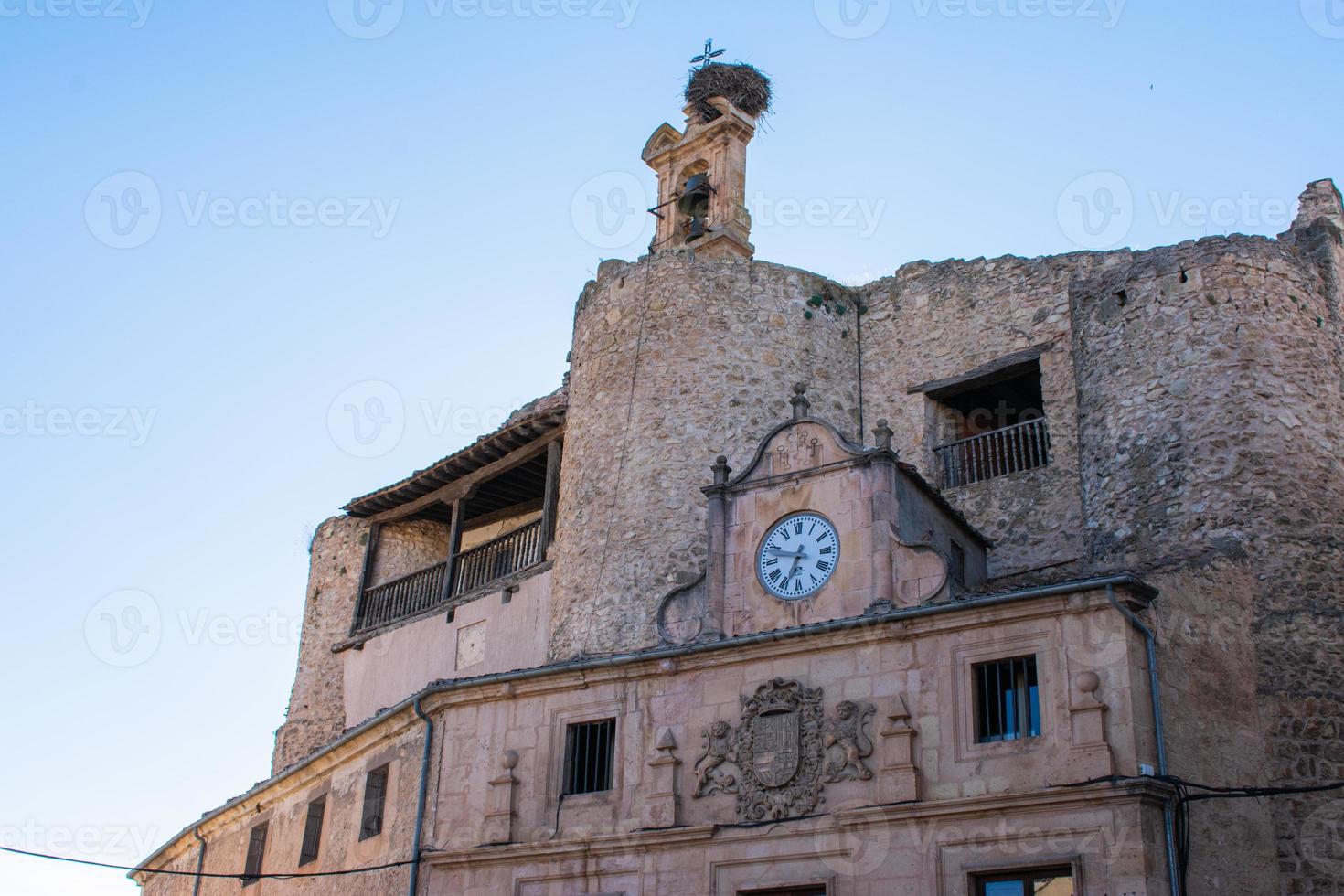 relógio na fachada de um edifício medieval na espanha foto