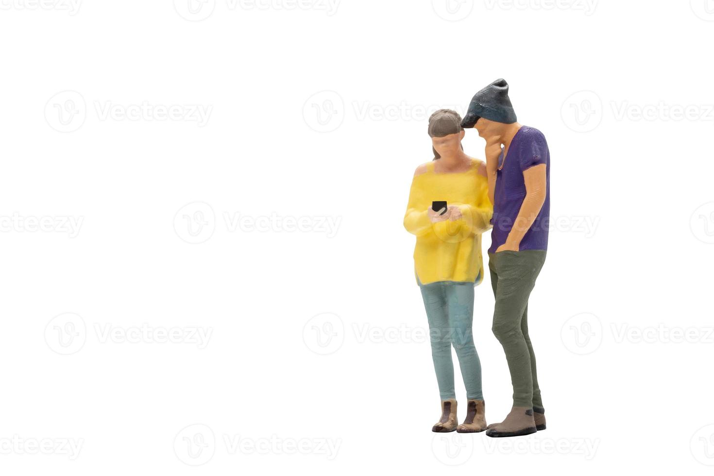 casal de pessoas em miniatura isolado no fundo branco foto