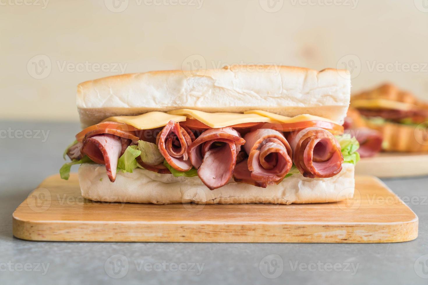 sanduíche de presunto e salada submarino foto