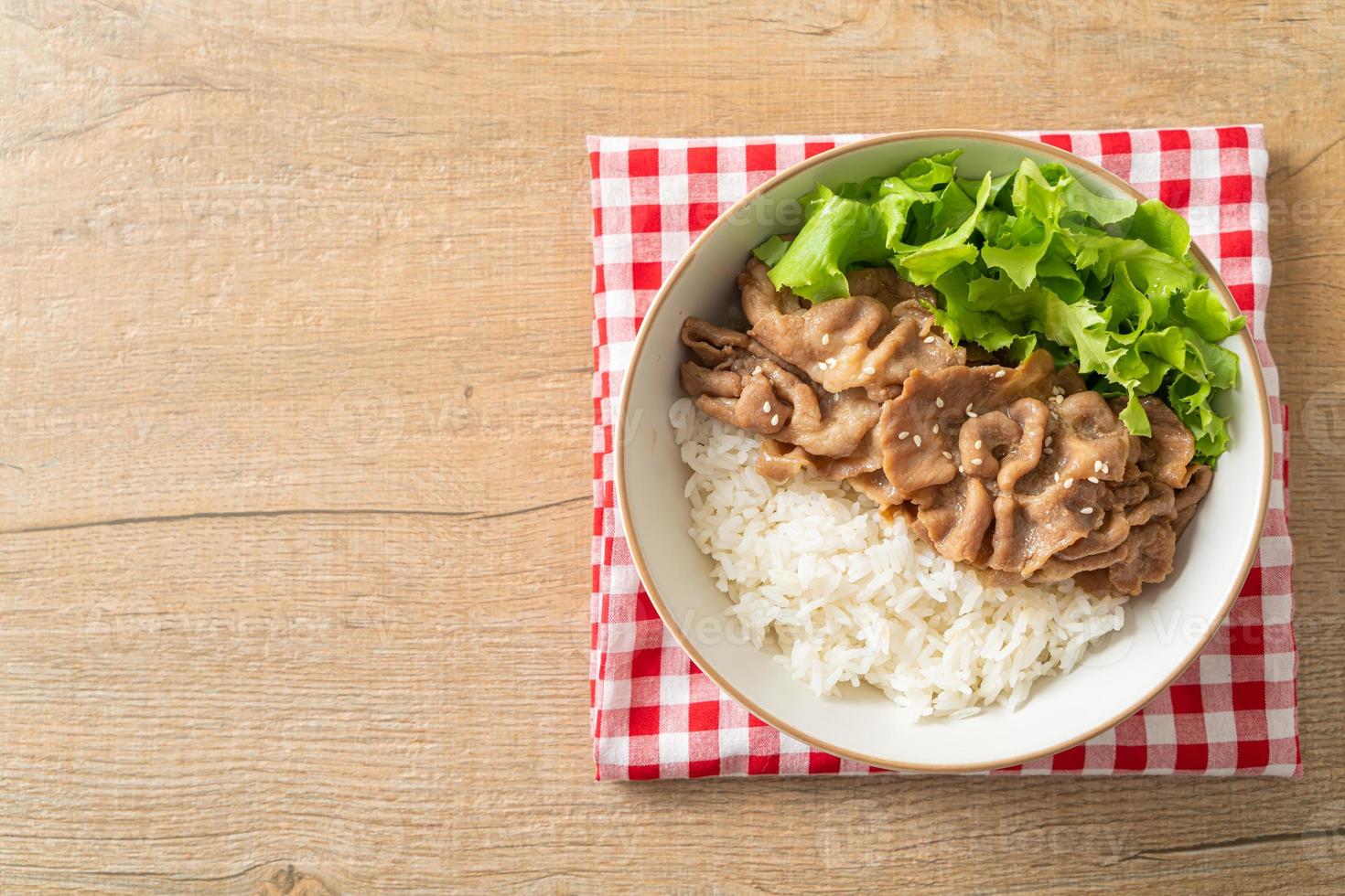 tigela de arroz donburi de porco japonês foto