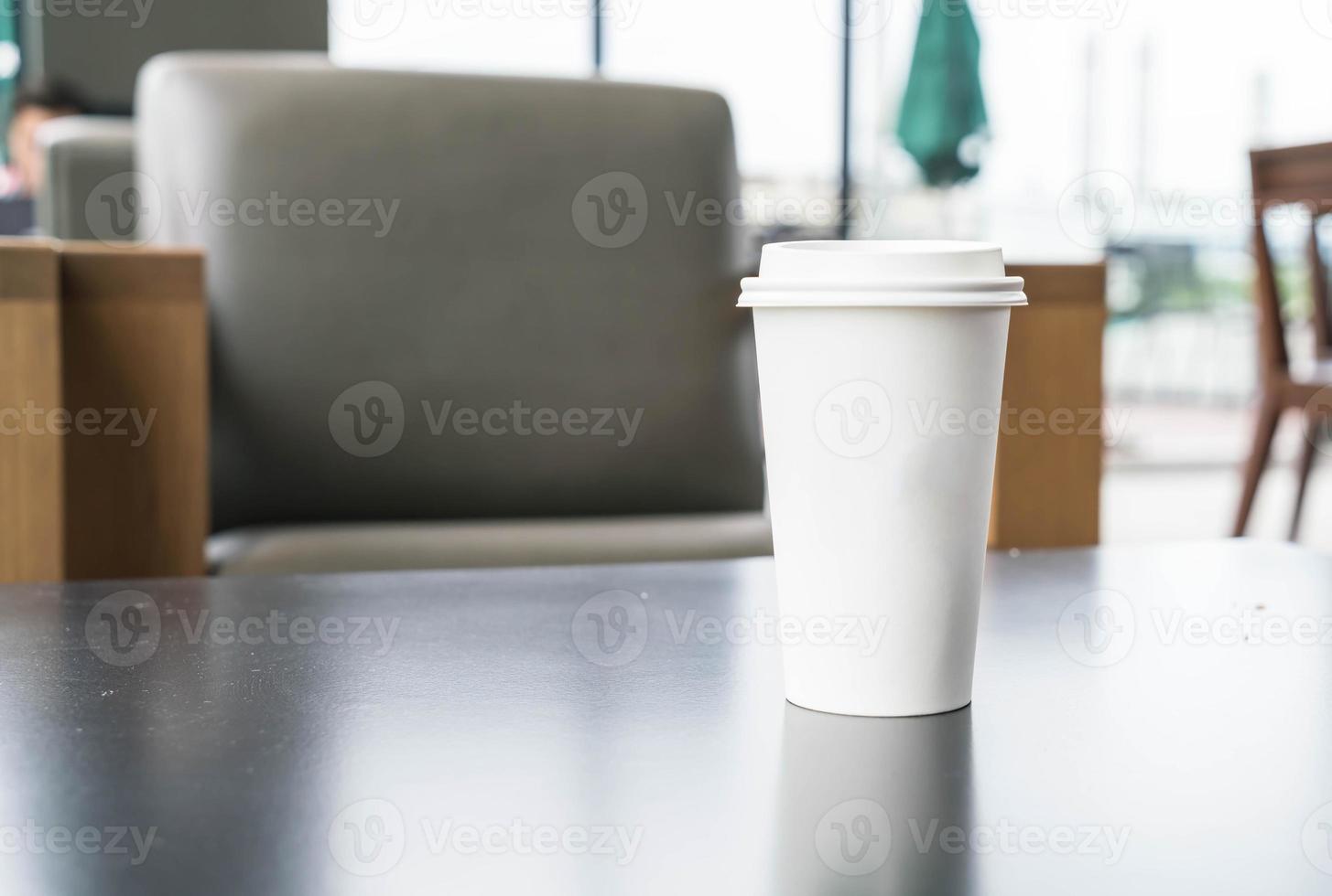 xícara de café quente na cafeteria foto