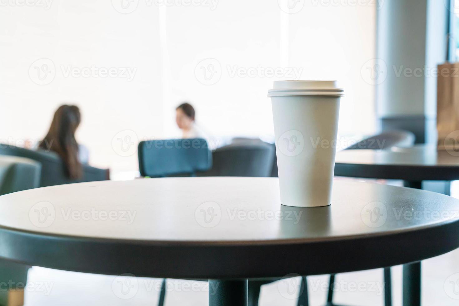 xícara de café quente na cafeteria foto