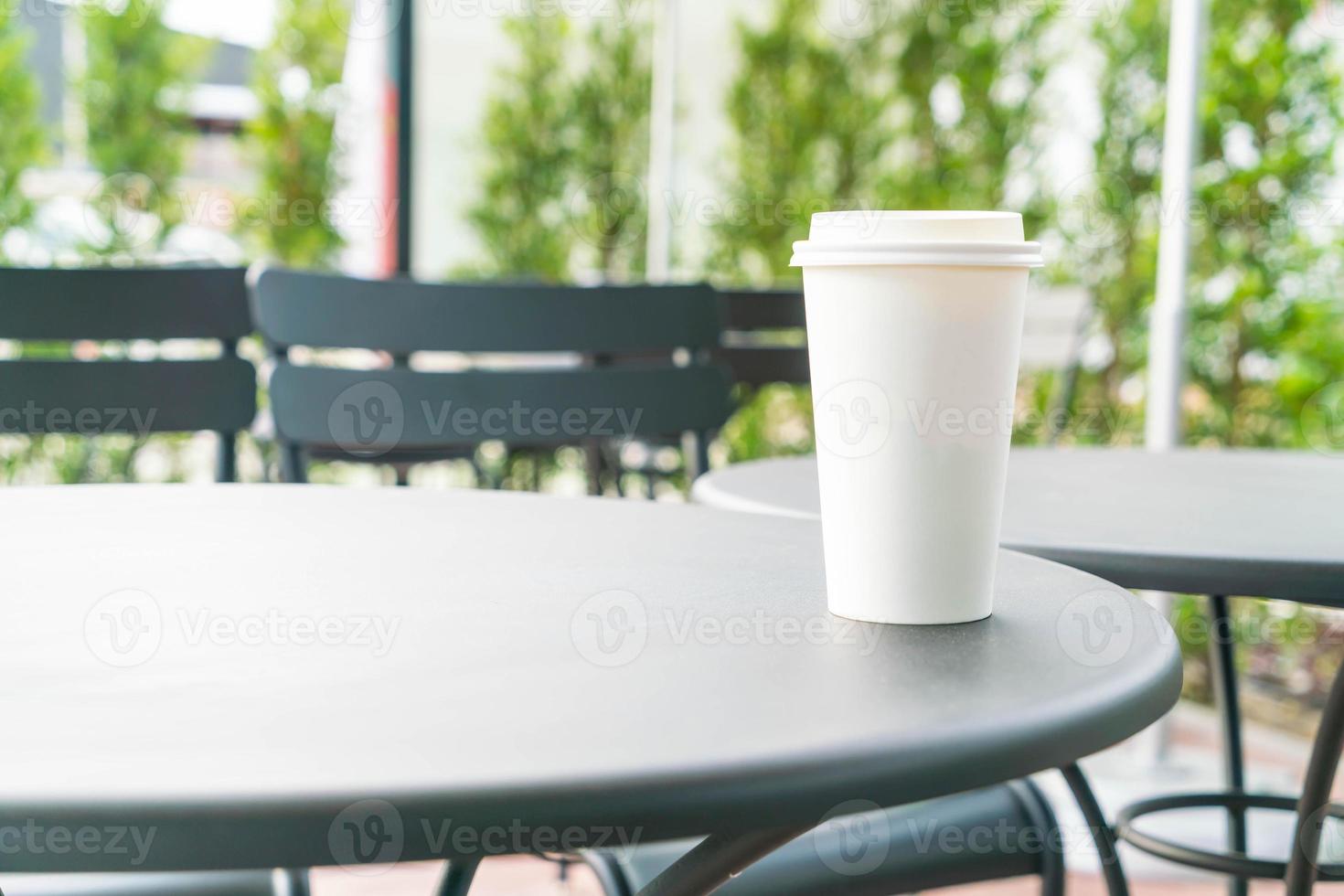 xícara de café quente na cafeteria foto