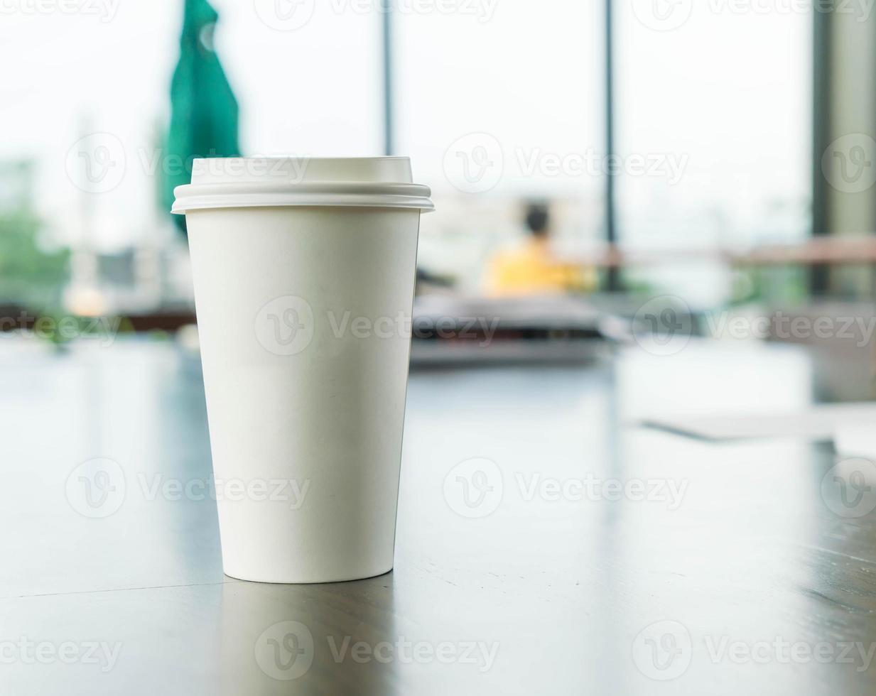 xícara de café quente na cafeteria foto