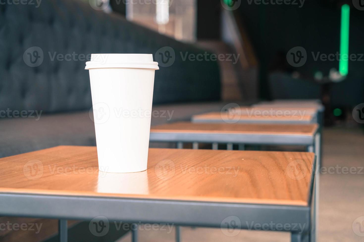 xícara de café quente na cafeteria foto