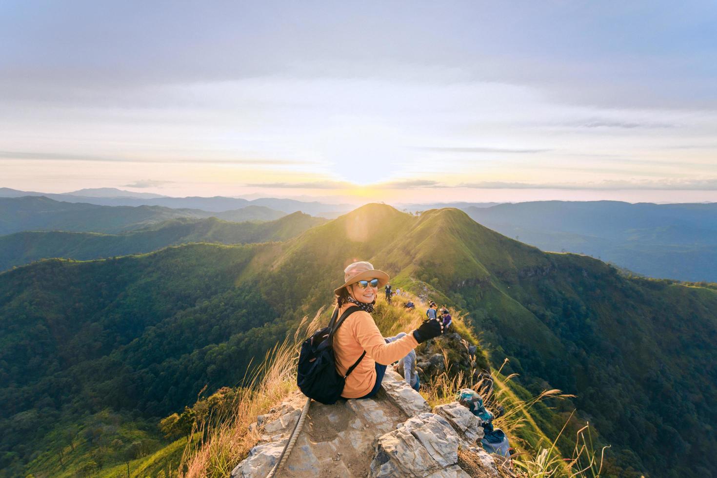 província de kanchanaburi, tailândia, 2021 - mulher no topo da montanha khao chang phuak foto