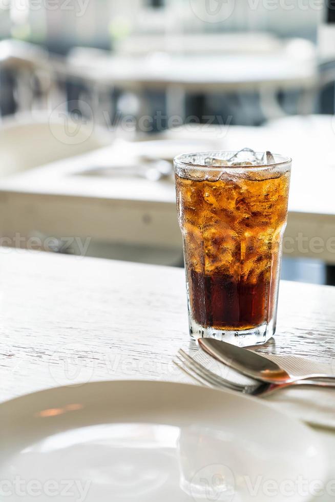 copo de cola gelado na mesa foto