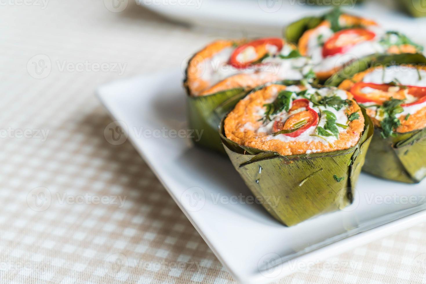 peixe tailandês ao vapor com curry na mesa foto