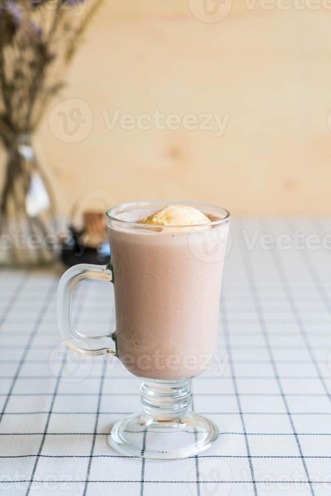 frapê de chocolate com sorvete de baunilha por cima foto