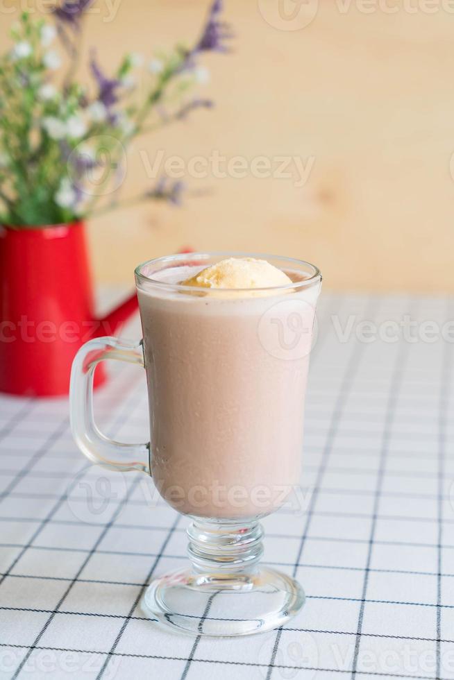 frapê de chocolate com sorvete de baunilha por cima foto