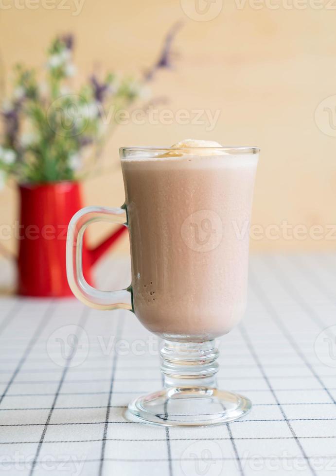 frapê de chocolate com sorvete de baunilha por cima foto