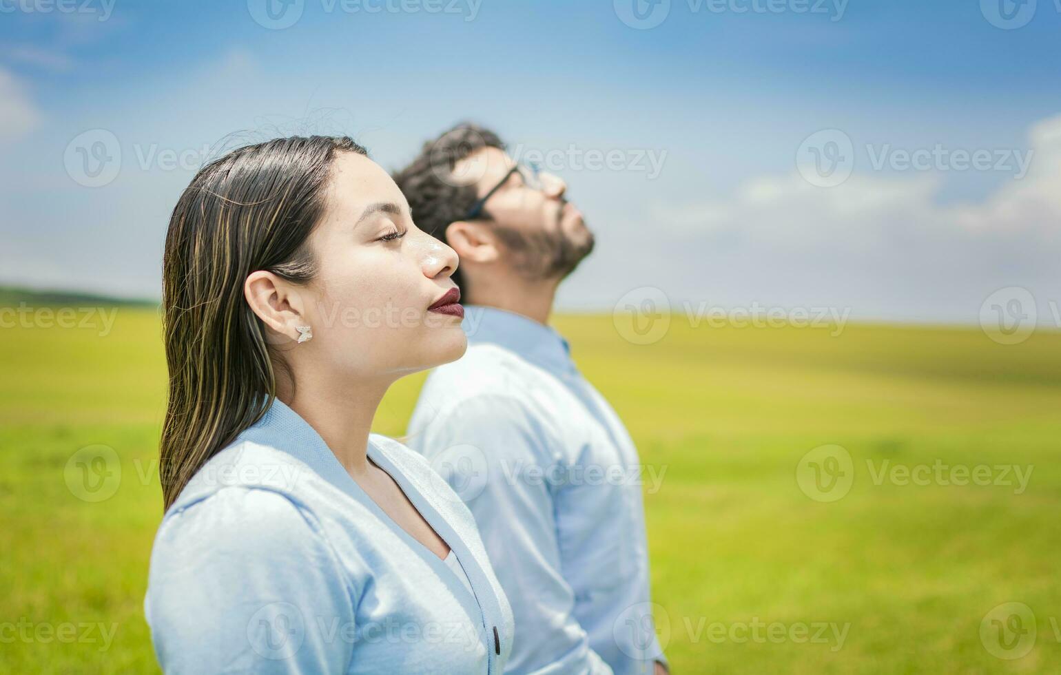 jovem casal respiração fresco ar dentro a campo, conceito do jovem casal respiração fresco ar com positivo atitude, dois pessoas respiração fresco ar dentro a campo foto