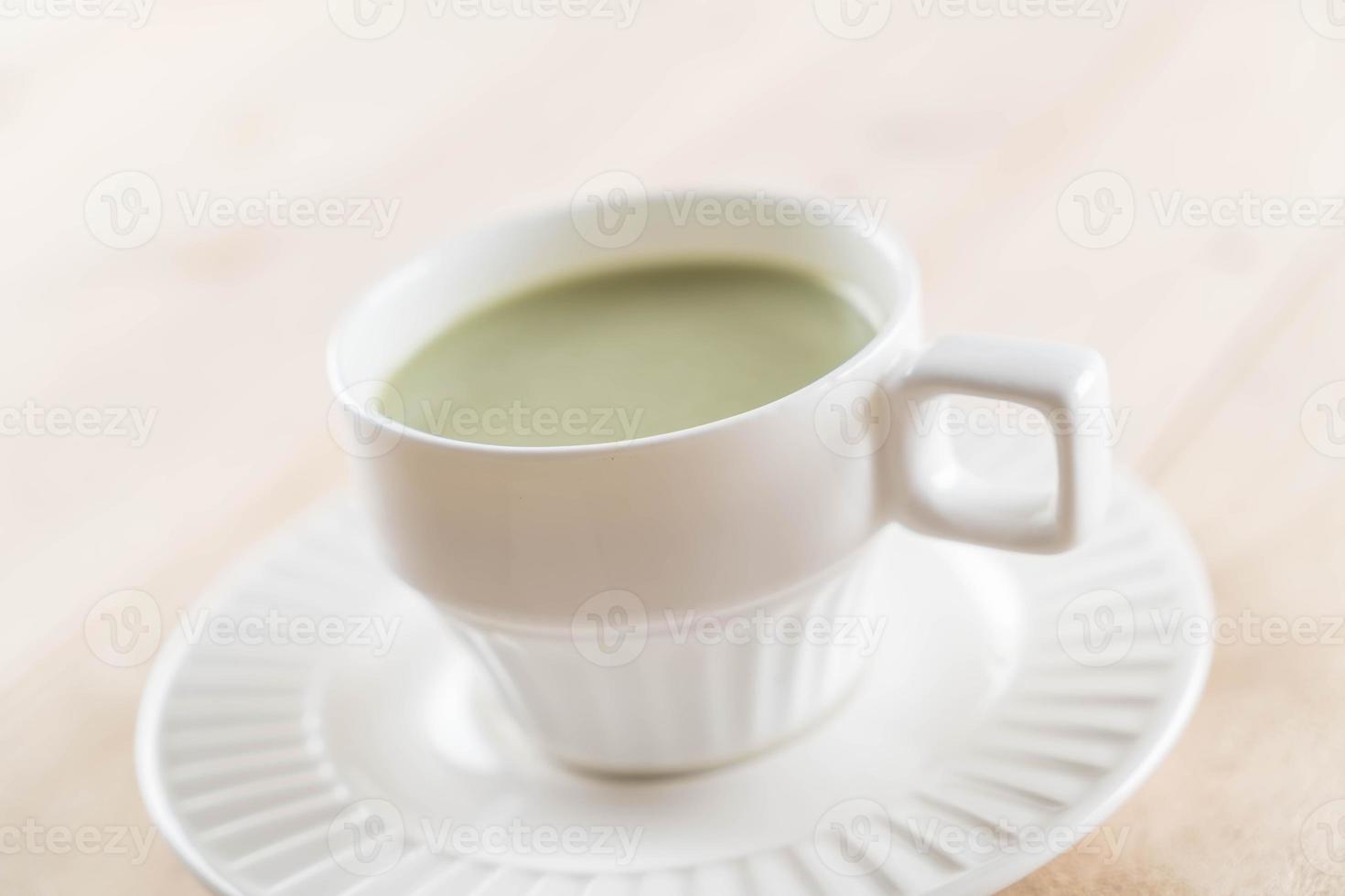 uma xícara de chá verde matcha latte foto