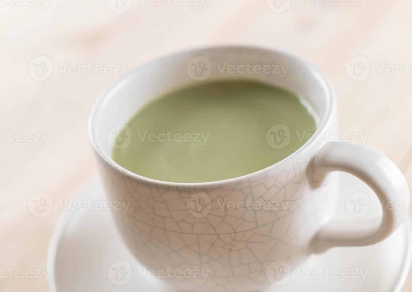 uma xícara de chá verde matcha latte foto