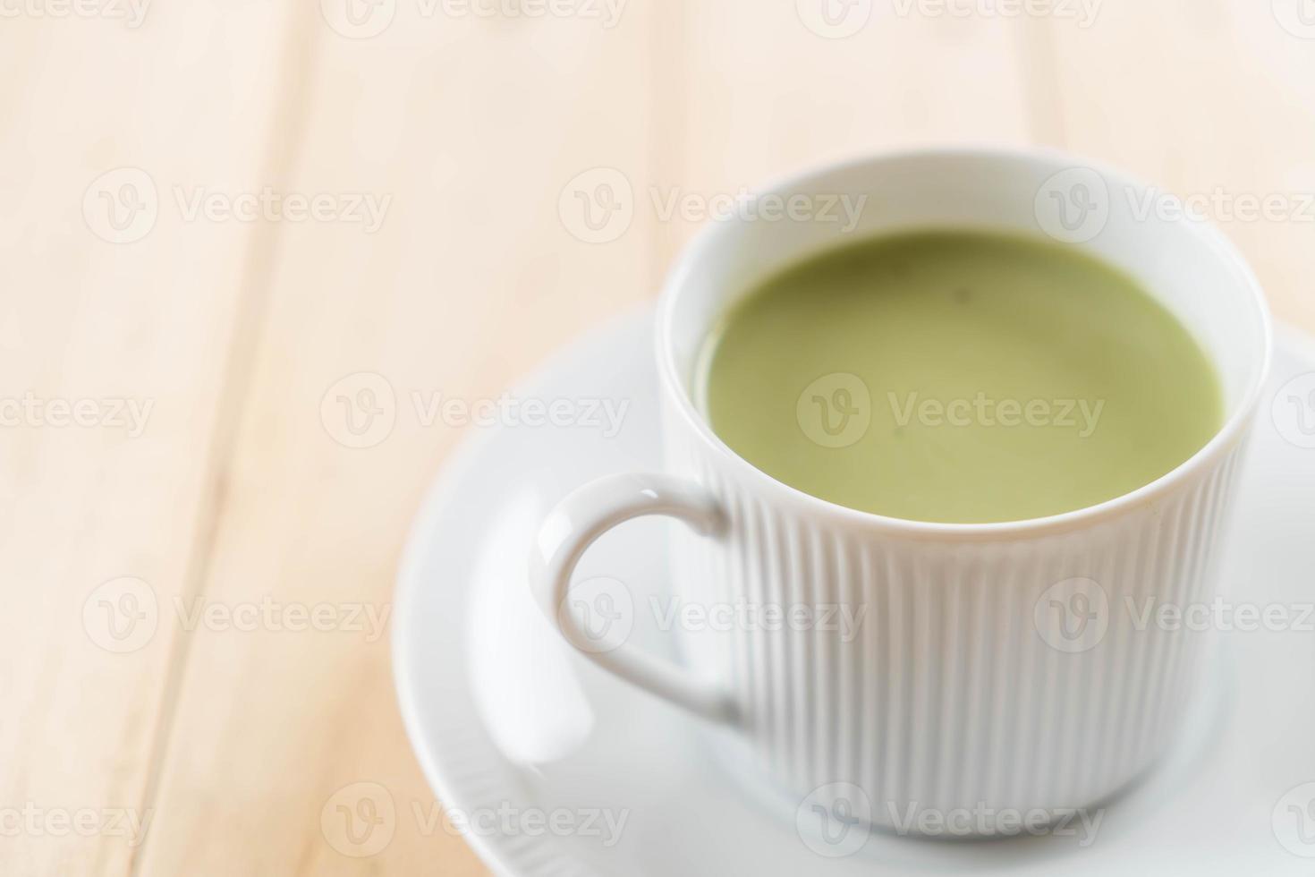 uma xícara de chá verde matcha latte foto