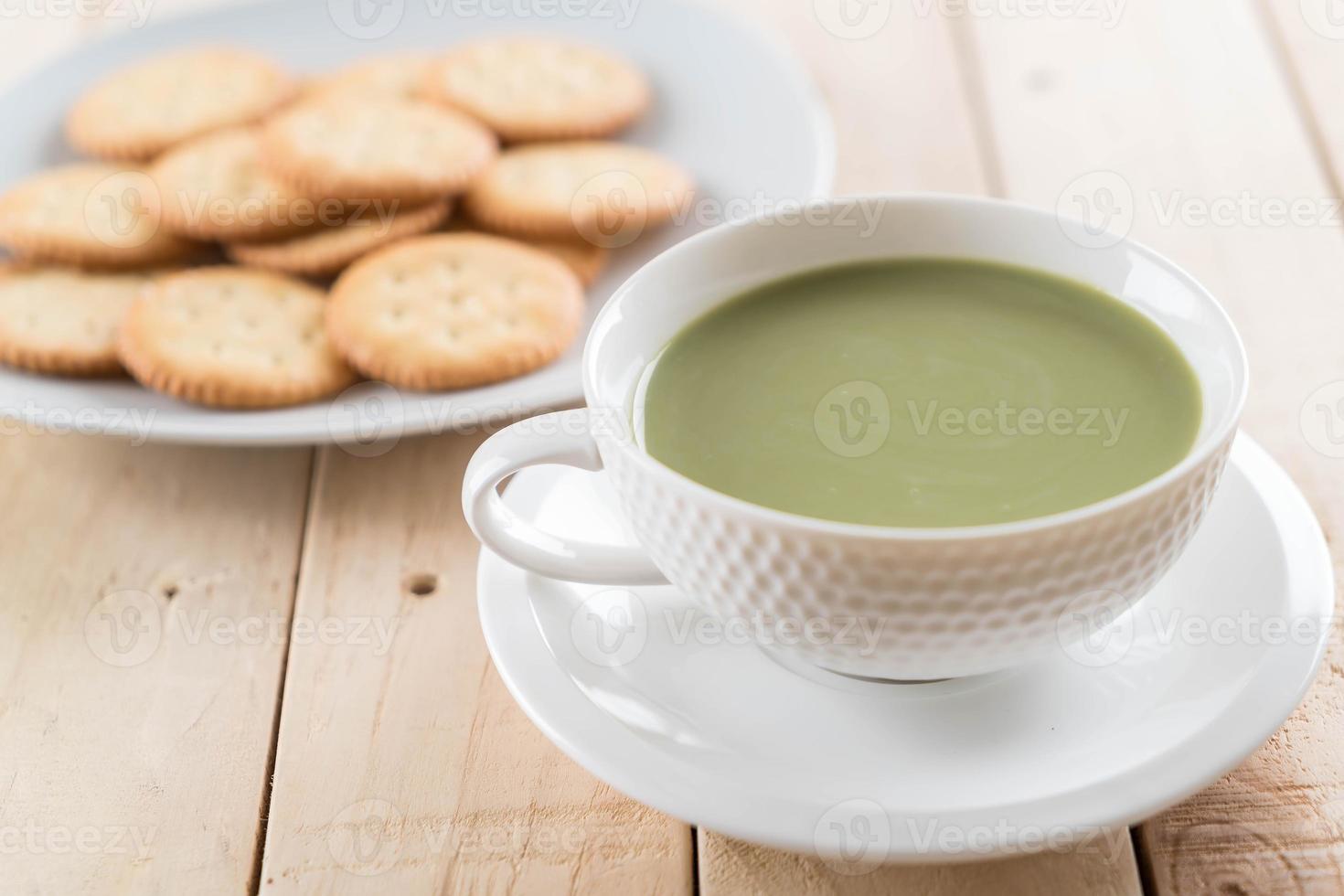 uma xícara de chá verde matcha latte foto